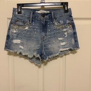 I'm selling no used, gently wore but like new clothes.